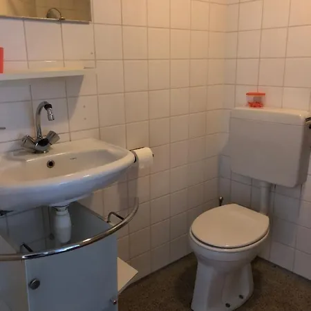 House With Garden, 10 Min From Centre דירה *